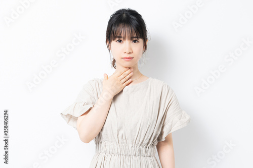 Wallpaper Mural 喉が痛い若い女性 Torontodigital.ca