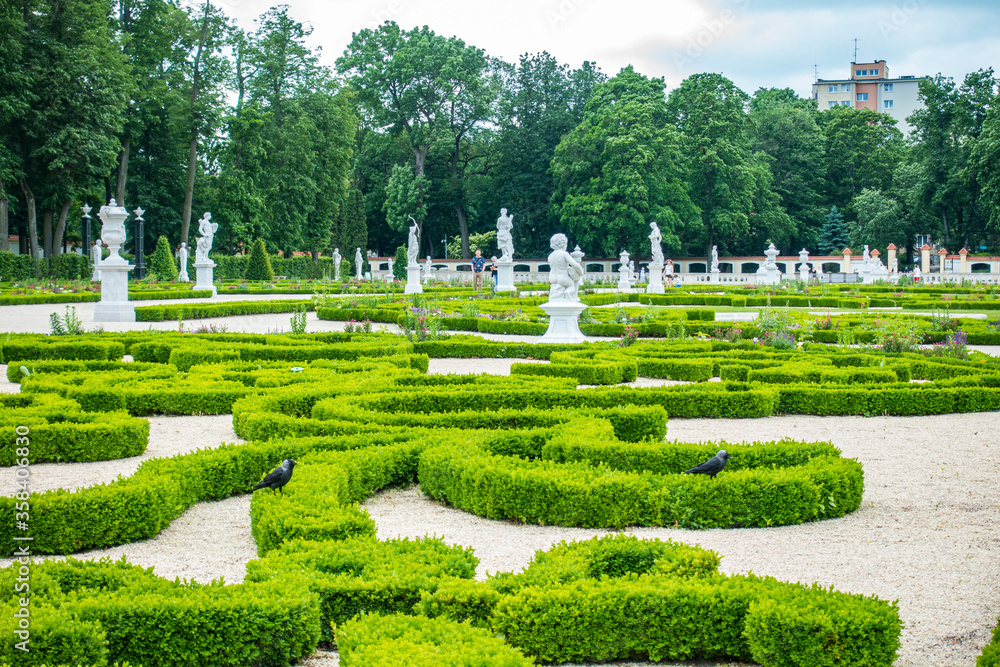 Naklejka premium Białystok Podlasie pałac park branickich Ogród drzewa krzewy zieleń rzeźby