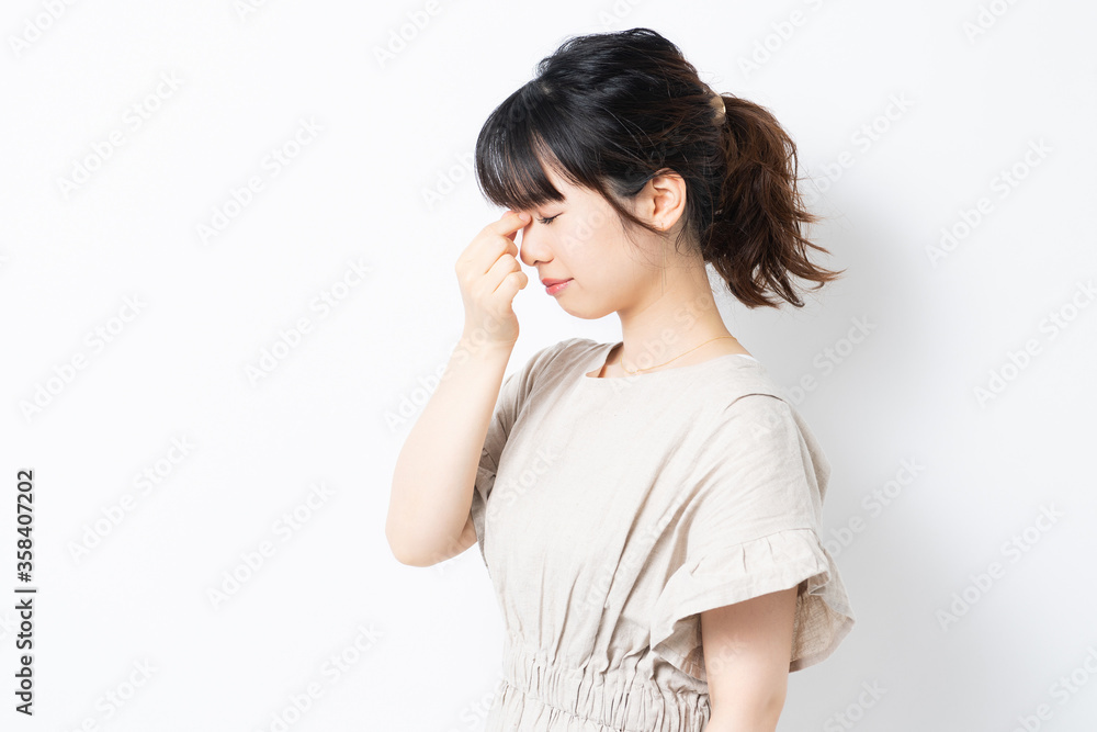 疲れ目の若い女性 疲れ目の若い女性