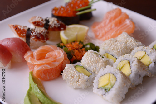 sushis, riz, saumon en assiette