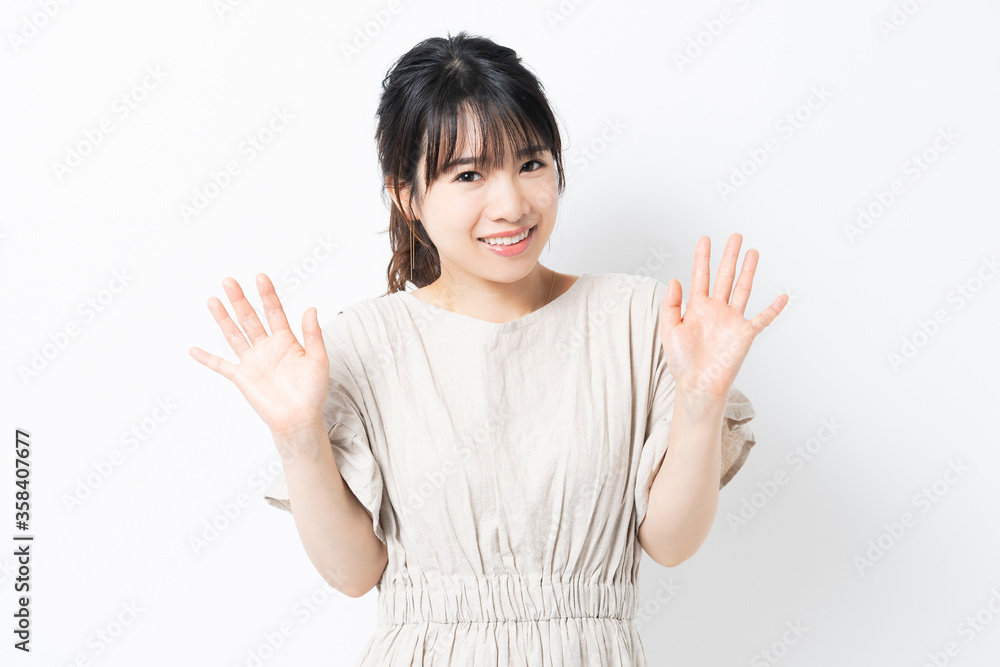 手を振る若い女性 Stock Photo Adobe Stock