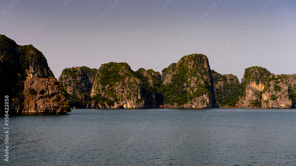 Obraz premium It's Nature and rocks of the Halong Bay, Indochina sea, Vietnam. UNESCO World Heritage