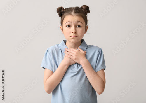 Apologizing little girl on ...