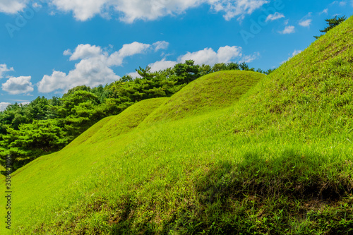 Songsan-ri Tombs in Gongju © aminkorea