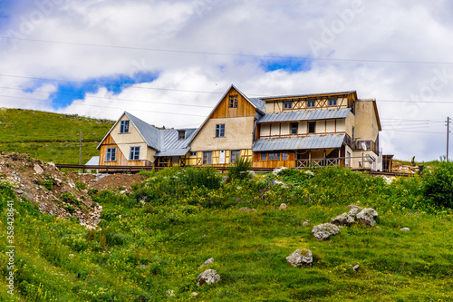 Fototapeta Naklejka Na Ścianę i Meble -  It's Houses among the mountains