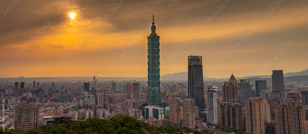 Fototapeta premium Panoramic view sunset from the Mount Elephant in Taipei city Taiwan