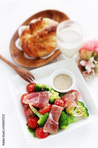 Cherry tomato, broccoli and ham with vegetable salad