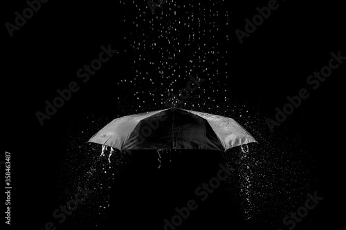 Foto rain drop on black background