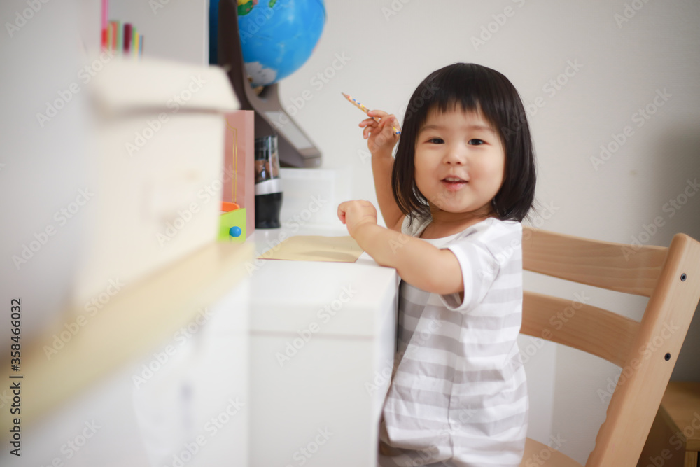 子供机でお絵描きする女の子 子供机でお絵描きする女の子
