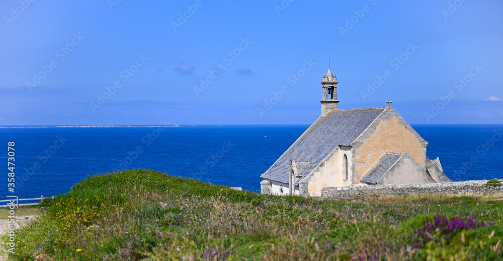 église à la pointe du Van en Bretagne