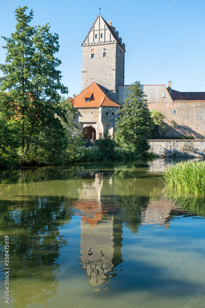 Stadtmauer Dinkelsbühl mit Rothenburger Tor und Rothenburger Weiher Stadtmauer Dinkelsbühl mit Rothenburger Tor und Rothenburger Weiher