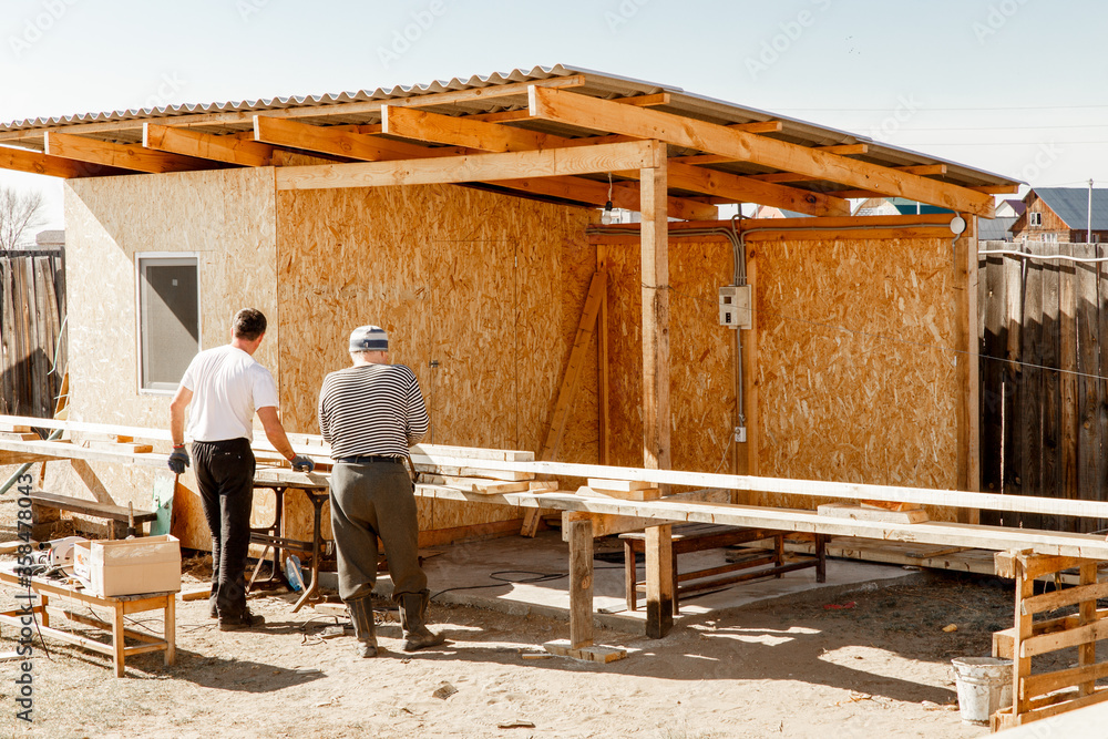 Prepare the wooden boards for the construction of a roof. Construction carpentry work. Prepare the wooden boards for the construction of a roof. Construction carpentry work.