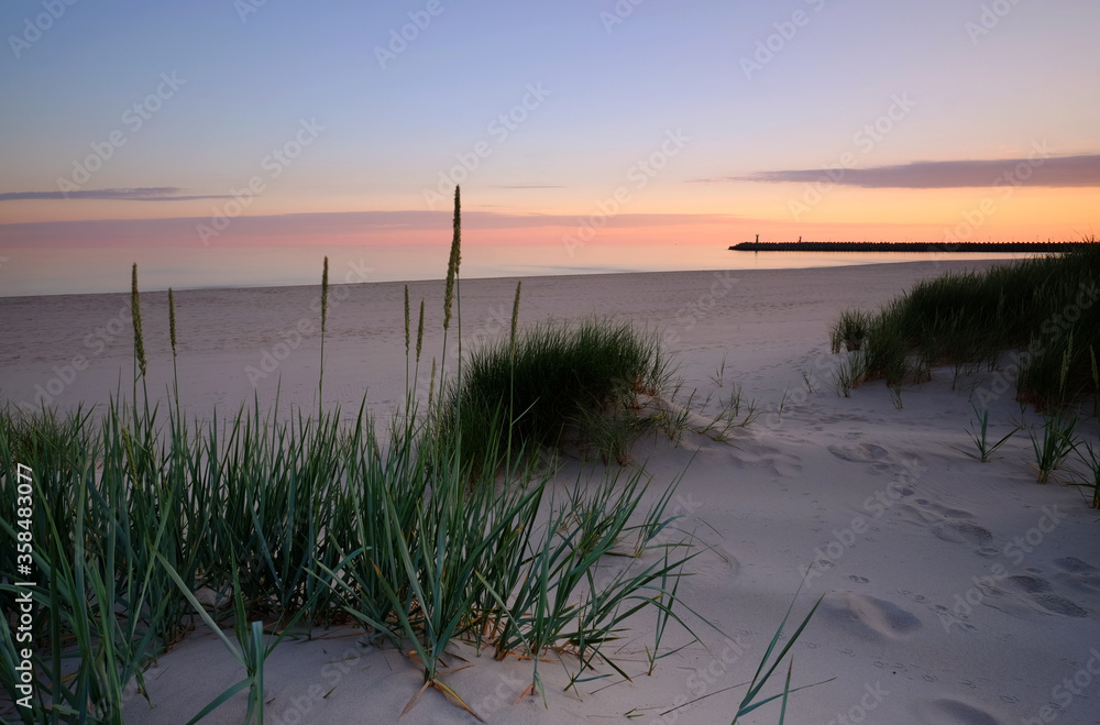 Morze Bałtyckie,wschód słońca na plaży w Kołobrzegu.