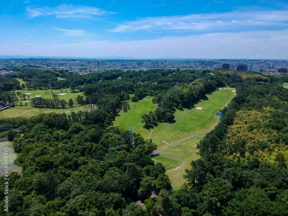 ドローンで空撮した夏のゴルフ場の風景