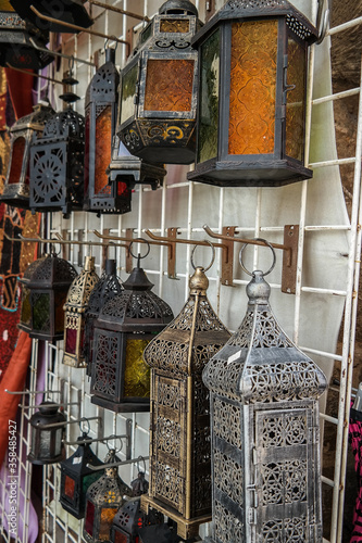 Stylowe arabskie lampy na stoisku na targu w Dubaju