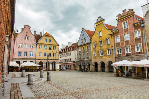 Fototapeta Naklejka Na Ścianę i Meble -  Olsztyn Warmia Mazury Kamienice rynek starówka stare miasto
