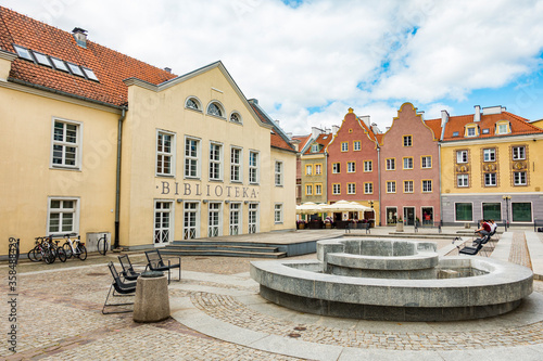 Fototapeta Naklejka Na Ścianę i Meble -  Olsztyn Warmia Mazury Kamienice rynek fontanna starówka stare miasto