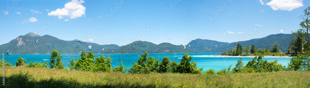 Obraz premium beliebte Kite Beach auf der Halbinsel Zwergern am Walchensee, Panorama Landschaft