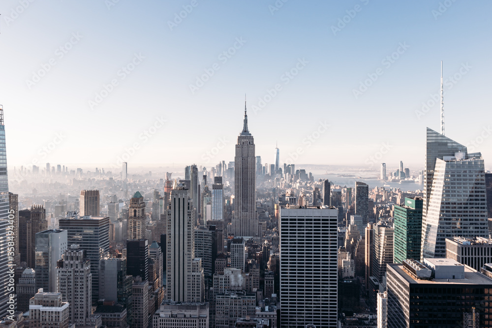 Fototapeta premium Panoramiczny widok na Midtown i Dolny Manhattan z Empire State Building w Nowym Jorku z tarasu widokowego Top of the Rock