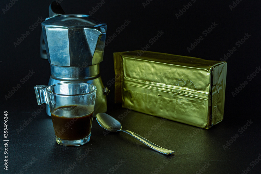 taza de cafe con moka cafetera tradicional italiana y cafe molido Stock  Photo