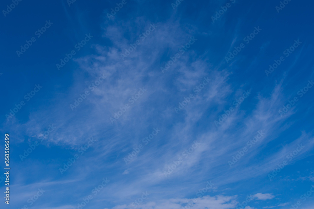 Obraz premium Niebo lekko zachmurzone.