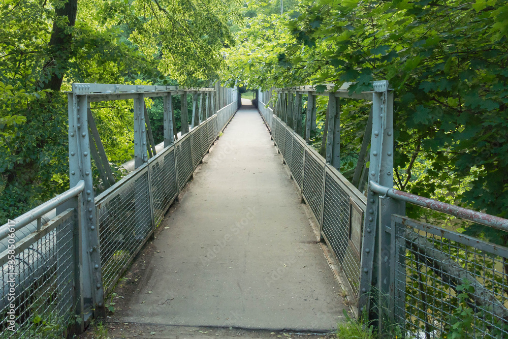 Most w mieście Żagań nad rzeką Bóbr.