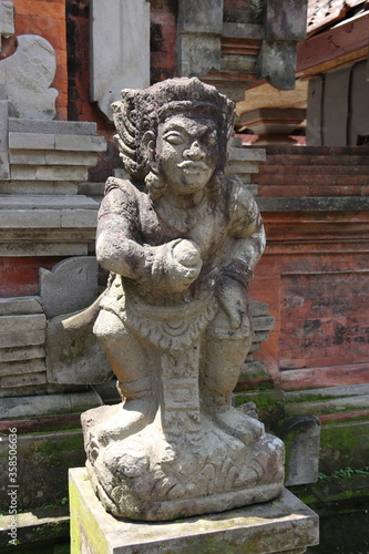 Statue du temple Tirta Empul à Bali, Indonésie 