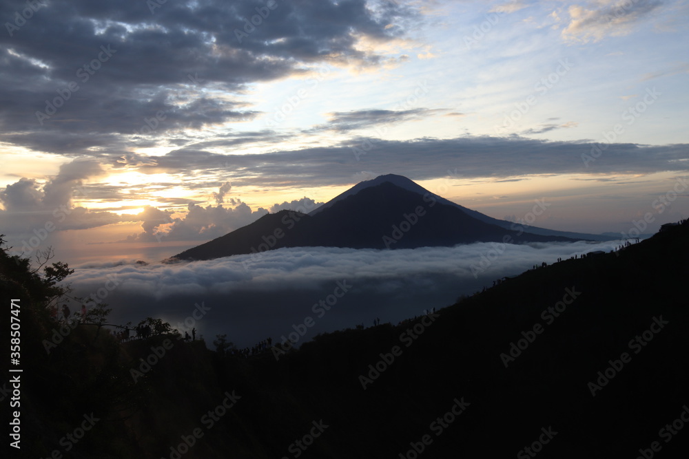 Lever du soleil sur le mont Batur à Bali, Indonésie	
