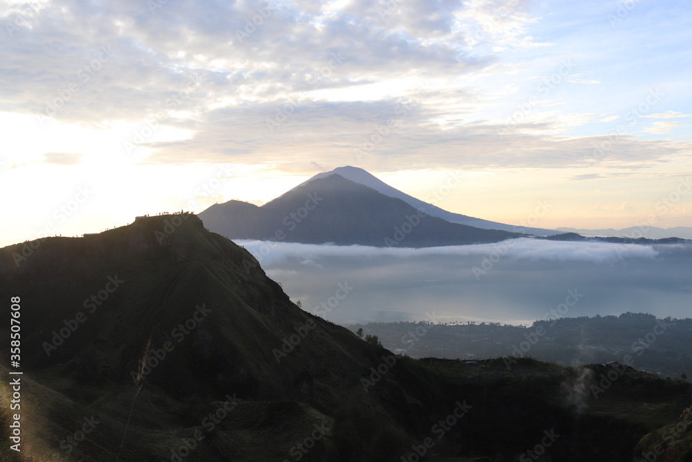 Lever de soleil au mont Batur à Bali, Indonésie
