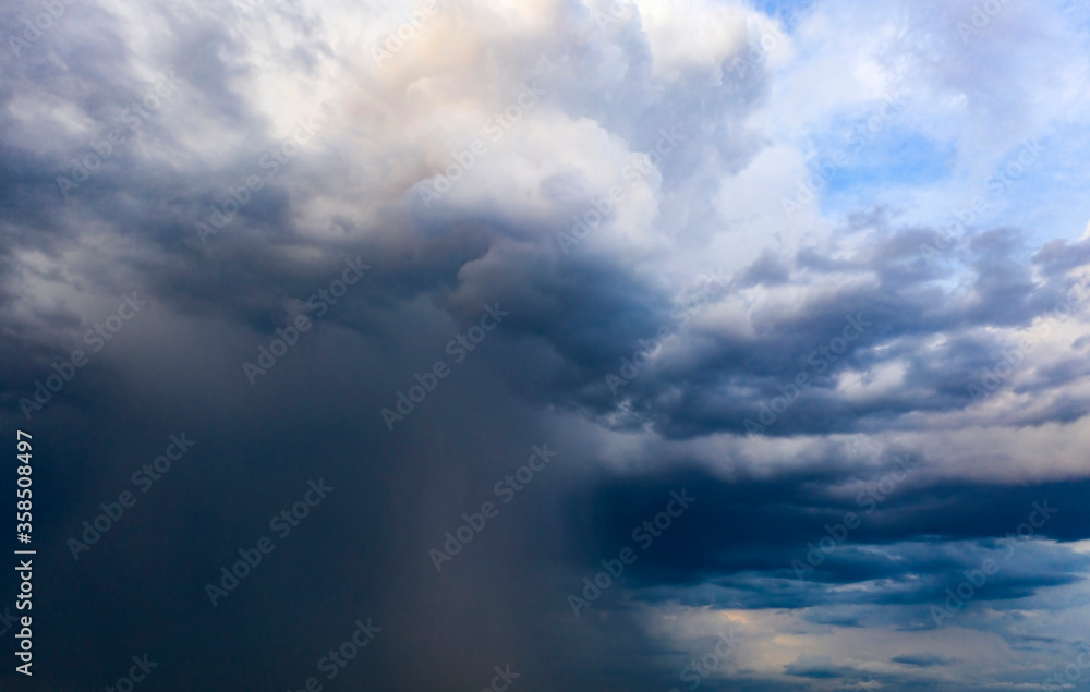 Obraz premium Moody cloudscape with black clouds.