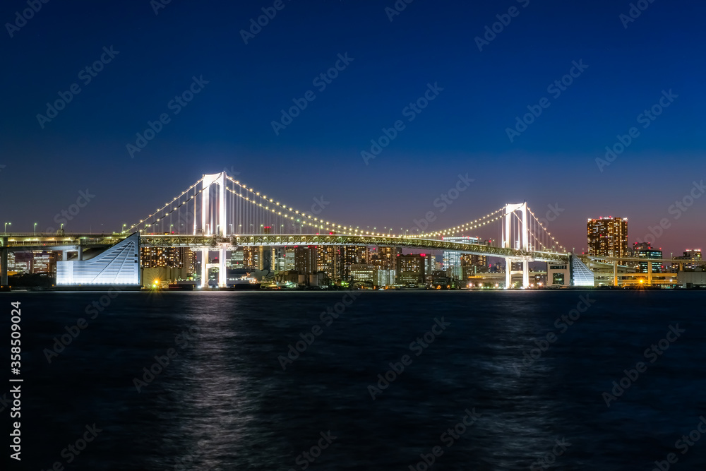 Obraz premium 東京 豊洲ぐるりパークから見るレインボーブリッジの夜景