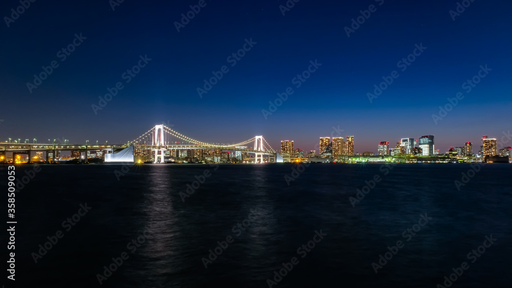 東京 豊洲ぐるりパークから見るレインボーブリッジの夜景