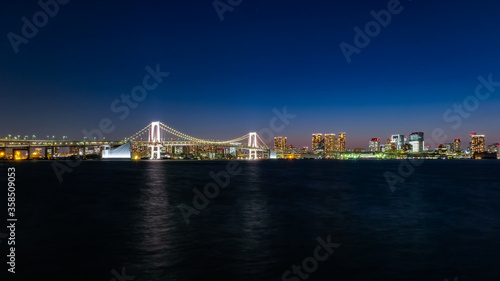 東京 豊洲ぐるりパークから見るレインボーブリッジの夜景 © 健太 上田