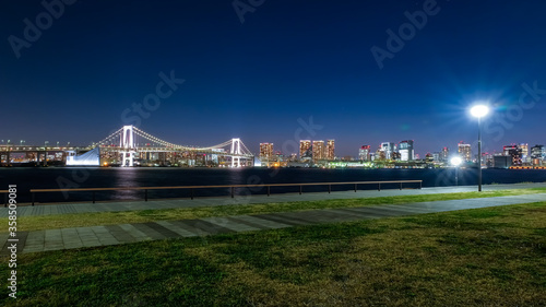 東京 豊洲ぐるりパークとレインボーブリッジの夜景