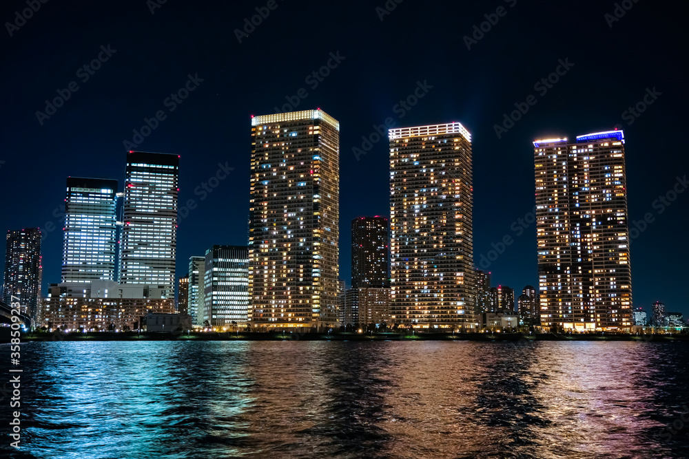 東京 晴海の高層マンション群 夜景