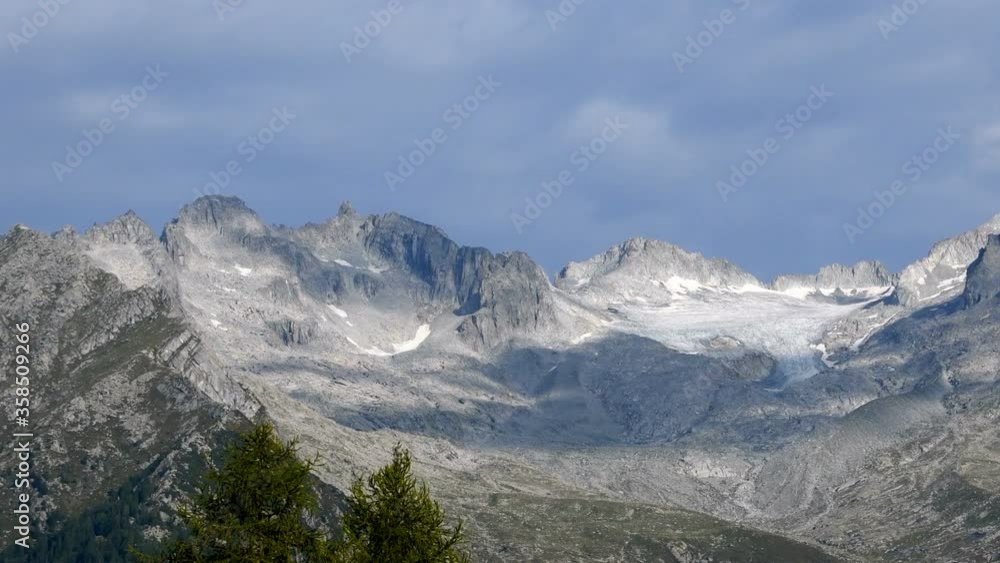 Panoramic view of one of the glaciers of the Italian Alps in Trentino South Tyrol – Real Time
Panoramic view of one of the glaciers of the Italian Alps in Trentino South Tyrol – Real Time