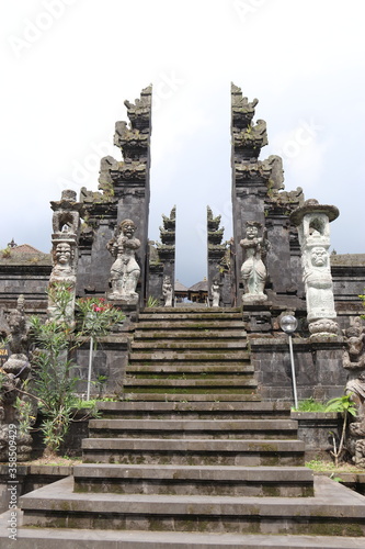 Porte du temple de Besakih à Bali, Indonésie