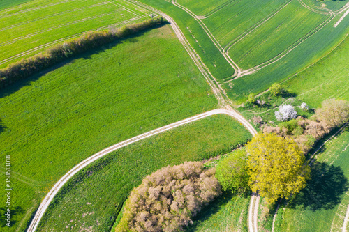 Luftaufnahme der Landschaft im Taunus mit Bäumen, Wiesen und Feldern