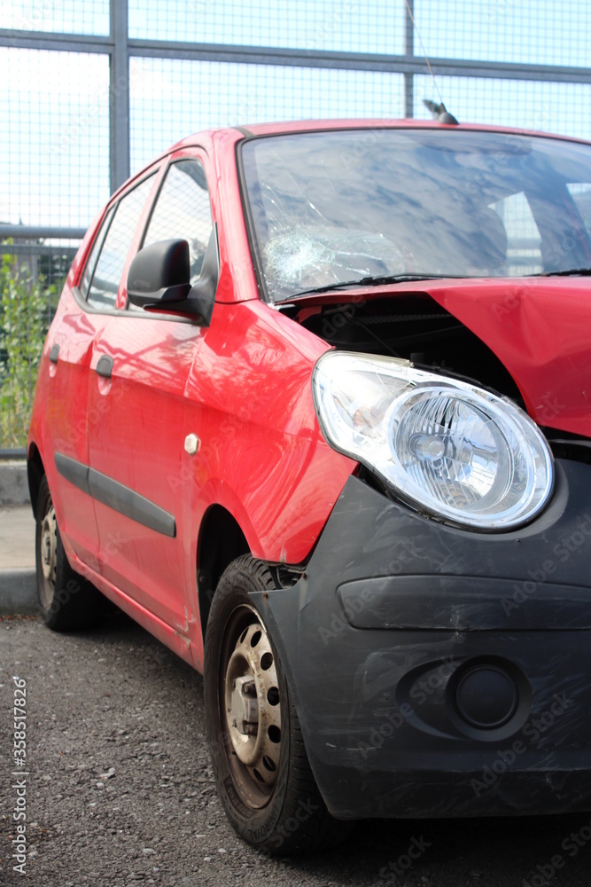 Macchina da demolire a causa di un incidente frontale - business Macchina da demolire a causa di un incidente frontale - business
