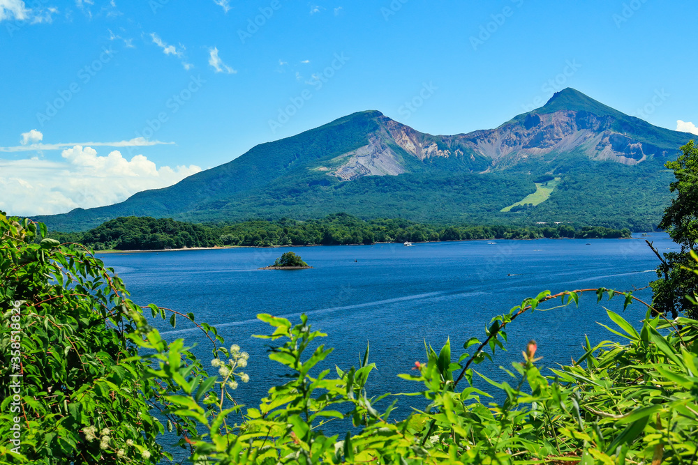夏の磐梯山と檜原湖　福島県