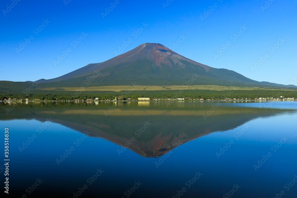 山中湖に映る、夏の富士山