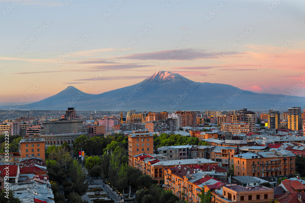 Fototapeta premium Erywań o wschodzie słońca z dwoma szczytami góry Ararat w Armenii