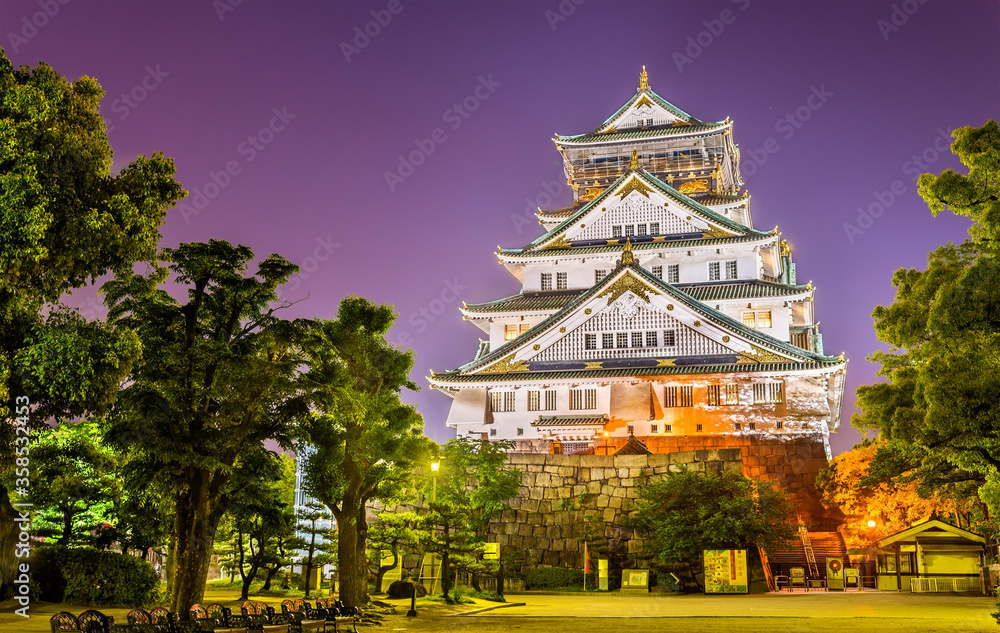 Naklejka premium Night view of Osaka Castle in Japan