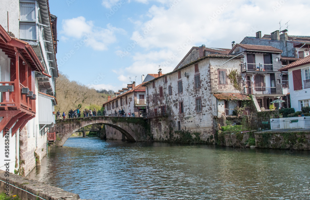 Obraz premium Between the streets of Donibane Garazi next to the river Nive