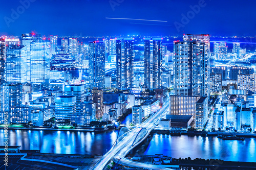 光が眩しい、東京の水辺に立ち並ぶ高層ビル群の夜景