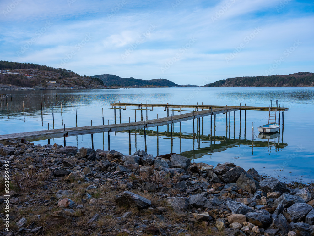 Obraz premium A small boat tied to a pier