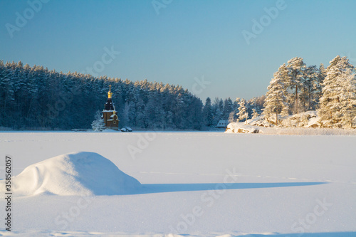 Obraz na płótnie Beautiful winter wonderland scenery in the Vuoxa lake with church of St. Andrew's. w salonie