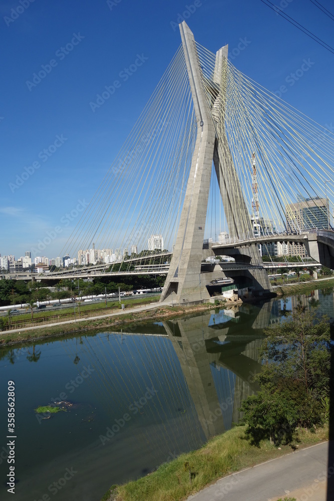 Obraz premium Sao Paulo/Brazil: cable-stayed bridge, cityscape. Tiete river, 'ponte estaiada'