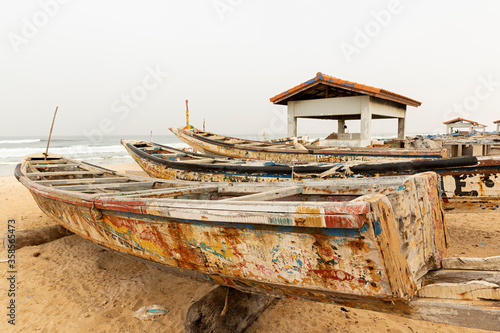 Barcas de pesca en playa de Senegal.