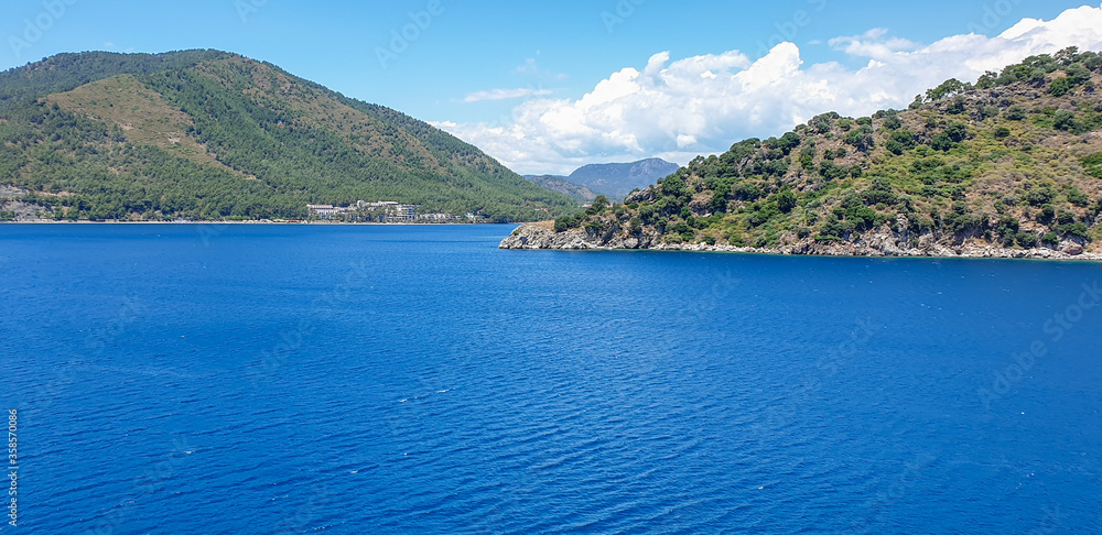 Obraz premium Beautiful sea and mountain panoramas